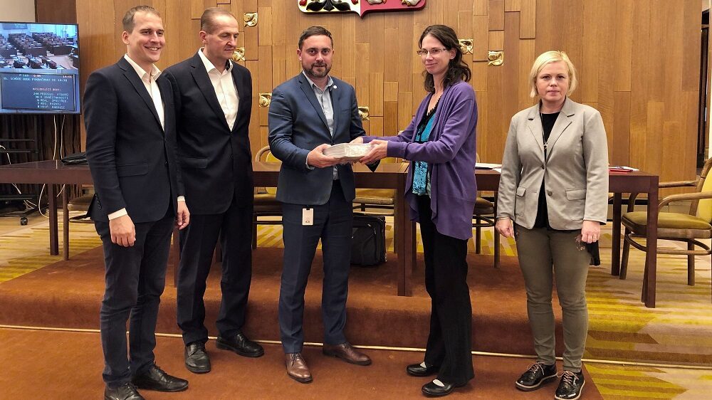 Místopředseda petičního výboru František Elfmark (uprostřed) přebírá petiční archy od zástupkyně petičního výboru Veroniky Sunové za přítomnosti poslanců Víta Kaňkovského a Jana Čižinského, Poslanecká sněmovna, Praha 16. října 2019