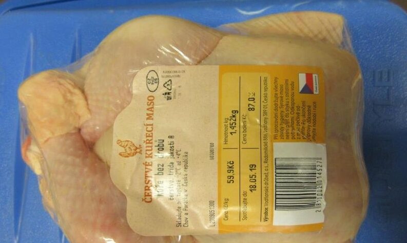Kuře se salmonelou. Na trh ho poslala firma Vodňanská drůbež z Agrofertu.