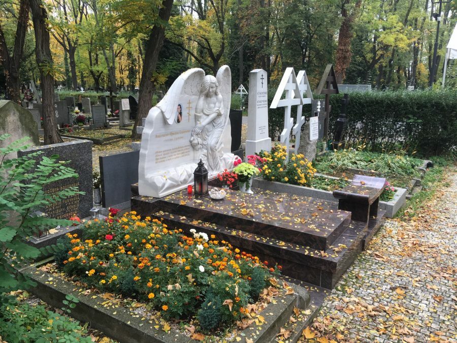 Ruský hrob na pražských Olšanech s mramorovou plastikou a sezením