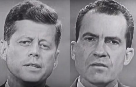 Slavná televizní debata J. F. Kennedyho a Richarda Nixona v roce 1960. Podle televizních diváků vyhrál argumenty Kennedy, podle rozhlasových posluchačů Nixon.