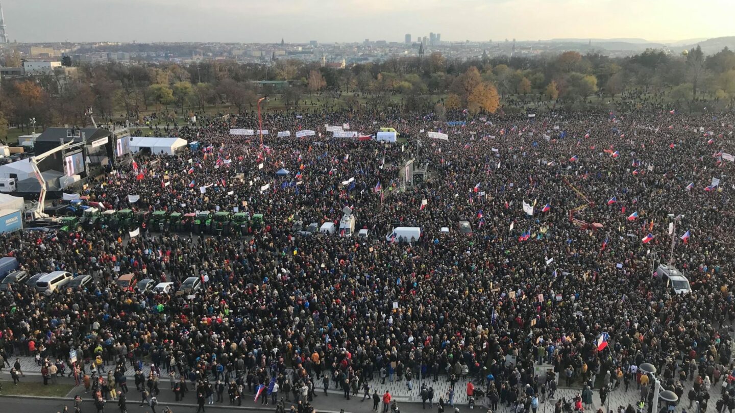 Zaplněná Letná 16. 11. 2019