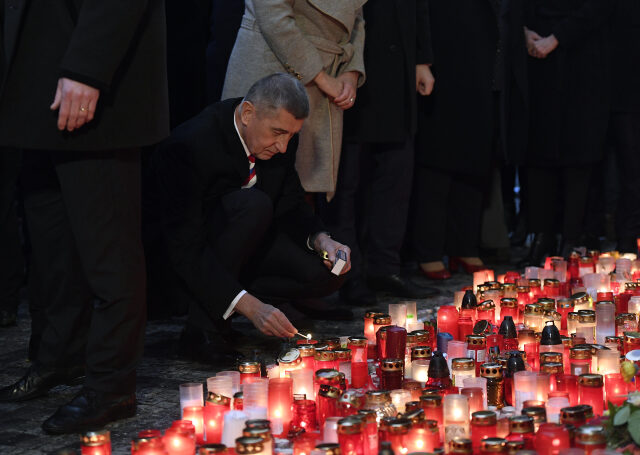 Premiér Andrej Babiš zapálil 17. listopadu 2019 svíčku na Národní třídě v Praze při příležitosti 30. výročí sametové revoluce.