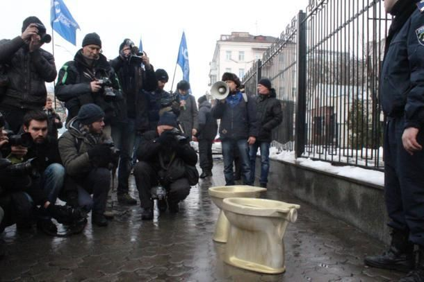 Záchodové mísy před ruským velvyslanectvím v Kyjevě upomínají na krádež zařízení z ukrajinských lodí 