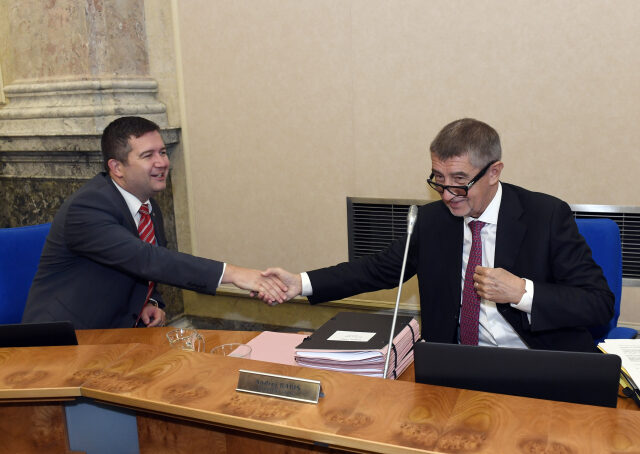 První místopředseda vlády a ministr vnitra Jan Hamáček (ČSSD) a premiér Andrej Babiš (ANO)