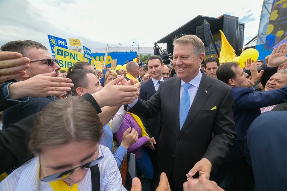 Rumunský prezident Klaus Johannis se vítá s občany v Bukurešti 


)¨




  