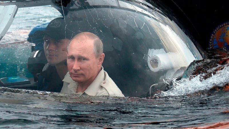 Vladimir Putin se v batyskafu noří do hlubin, kde by si mnoho Rusů přálo, aby také zůstal. Ilustrační snímek