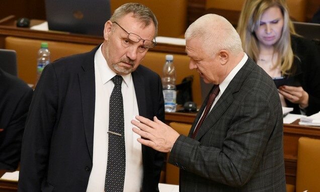 Předseda poslaneckého klubu KSČM Pavel Kováčik se radí s předsedou klubu ANO a šéfem sněmovního zemědělského výboru Jaroslavem Faltýnkem.