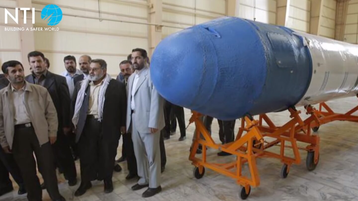 Již bývalý prezident Ahmadínedžád si mohl prohlížet výdobytky íránského kosmického průzkumu.