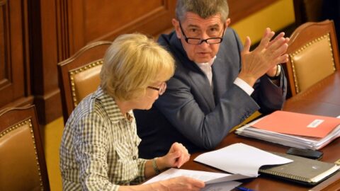 Poslanci Helena Válková a Andrej Babiš (oba ANO) v poslanecké sněmovně