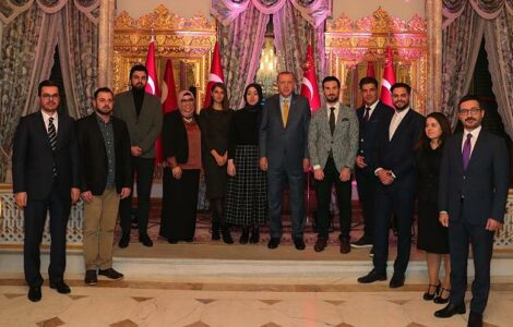 Pracovníci turecké stanice TRT Deutsch po boku tureckého prezidenta Recepa Tayyipa Erdogana

