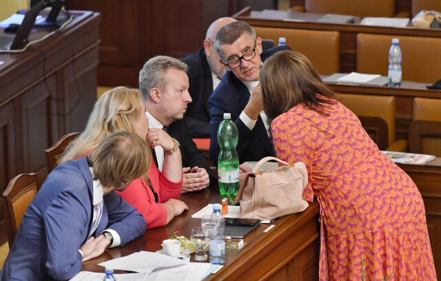 Ministr zdravotnictví Adam Vojtěch, ministryně pro místní rozvoj Klára Dostálová, ministr životního prostředí Richard Brabec, premiér Andrej Babiš a ministryně financí Alena Schillerová (všichni ANO)