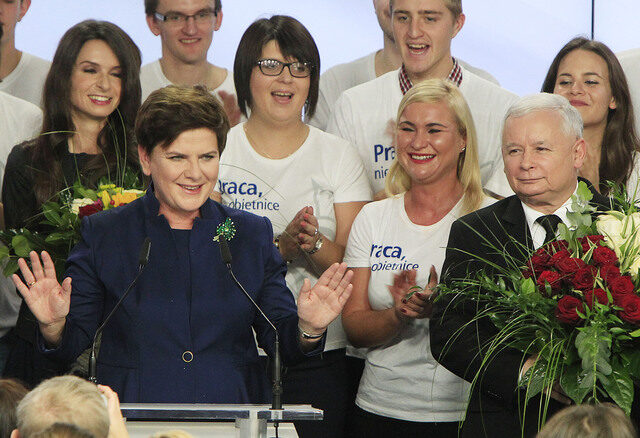 Beata Szydlová, volební lídryně konzervativní strany Právo a spravedlnost hovoří po vyhraných volbách v sídle strany. Vpravo šéf strany a polský expremiér Jaroslaw Kaczyński.