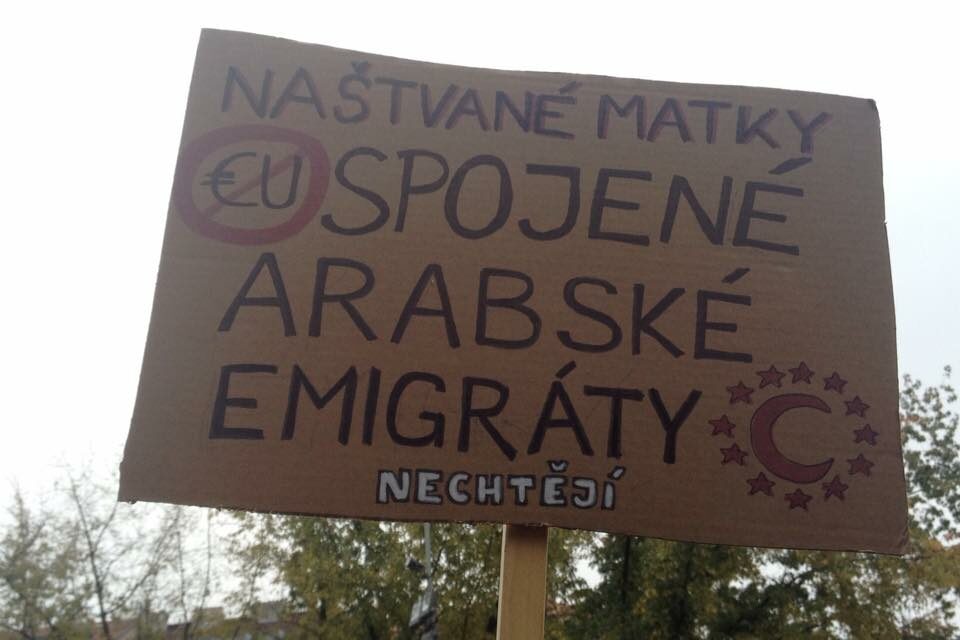 Jeden z transparentů, z druhé strany je nápis „Pryč z EU!“