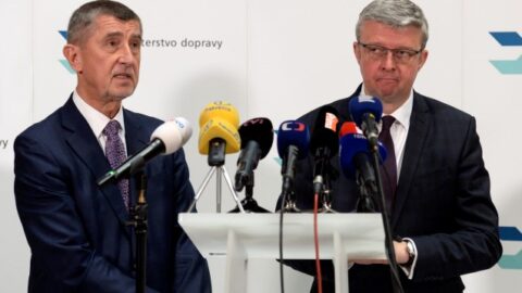 Premiér Andrej Babiš a ministr průmyslu a obchodu a současně ministr dopravy Karel Havlíček