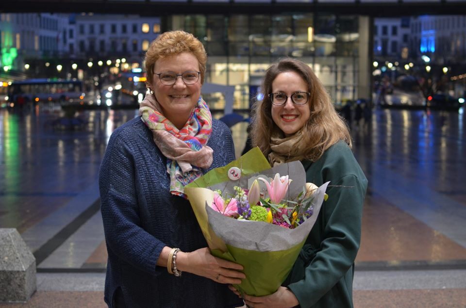 Michaela Lebeda předává v Bruselu květiny europoslankyni Monice Hohlmeierové 