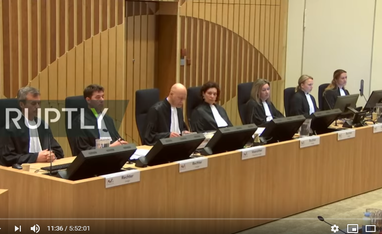 Proces probíhá v soudním komplexu v nizozemském Schipholu 