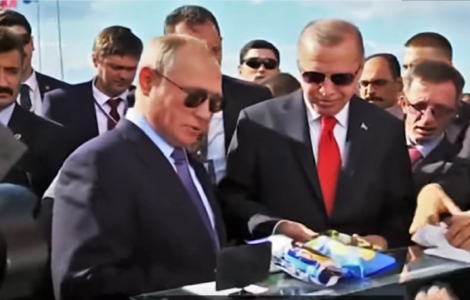Vladimir Putin a Recep Tayyip Erdogan si kupují zmrzlinu na letecké přehlídce v Rusku.