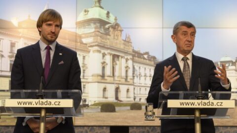 Ministr zdravotnictví Adam Vojtěch a premiér Andrej Babiš