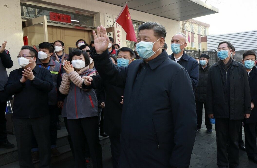 Čínský prezident Si Ťin-pching při návštěvě nemocnice