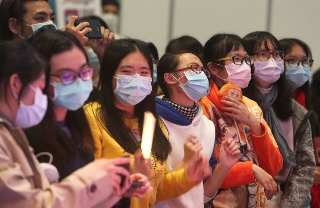 Obyvatelé Číny čelící koronavirové pandemii 