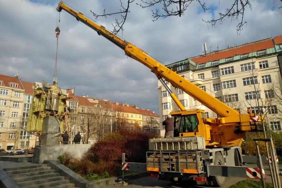 Koněvova socha putuje do depozitáře.