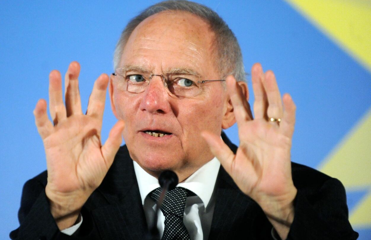 Spolkový ministr financí Wolgang Schäuble podpořil návrh ministra vnitra a svého stranického kolegy Thomase de Maiziére, aby byl některým syrským uprchlíkům napříště v Německu poskytován pouze ochranný status namísto plnohodnotného azylu.