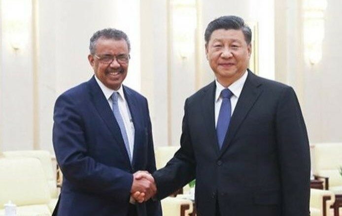 Generální ředitel WHO Tedros Adhanom Ghebreyesus a čínský prezident Si Ťin-pching koncem ledna v Pekingu