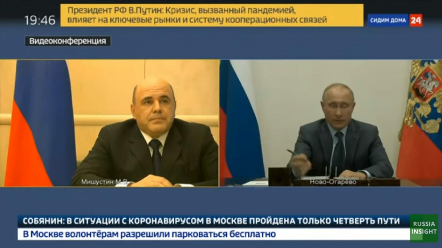 Premiér Michail Mišustin oznamuje prezidentu Putinovi, že má koronavirus. 