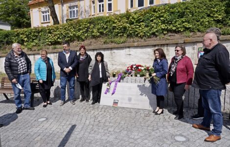 Shromáždění u pomníku padlých příslušníků ROA. Historik Alexej Kelin  vlevo, Zástupkyně ruské menšiny Eugenie Číhalová vlevo od desky