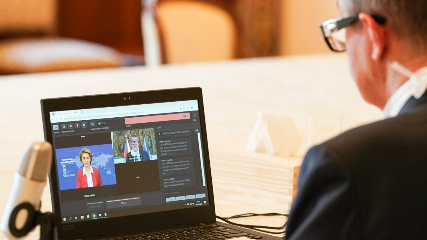 Premiér Andrej Babiš při on-line konferenci s ostatními lídry evropských zemí 
