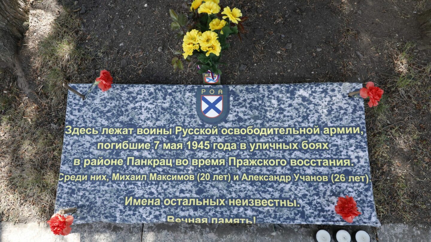 Pamětní nápis, který někdo neznámý v posledních dnech umístil k hrobu vlasovců na pražských Olšanských hřbitovech