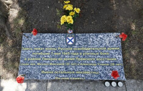 Pamětní nápis, který někdo neznámý v posledních dnech umístil k hrobu vlasovců na pražských Olšanských hřbitovech 