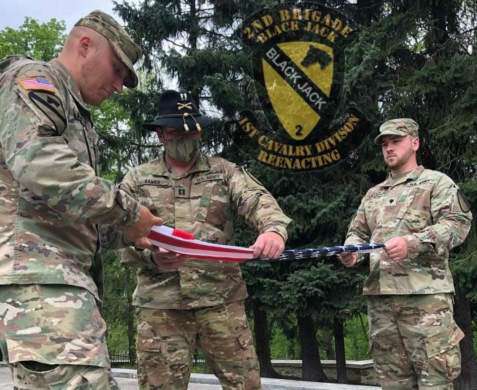 1st Cavalry Reenacting Club, příprava na znovuvztyčení americké vlajky odstraněné starostkou z hnutí ANO od památníku v Sokolově