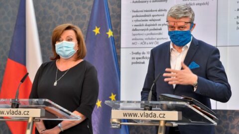 Ministryně financí Alena Schillerová a ministr průmyslu a obchodu a ministr dopravy Karel Havlíček