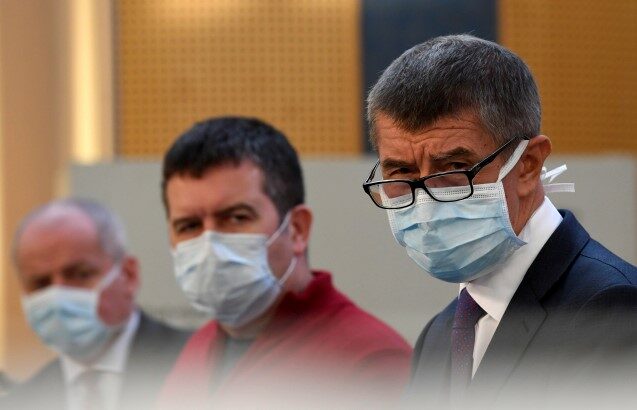 Zprava premiér Andrej Babiš, ministr vnitra Jan Hamáček a vládní zmocněnec pro vědu a výzkum ve zdravotnictví Roman Prymula