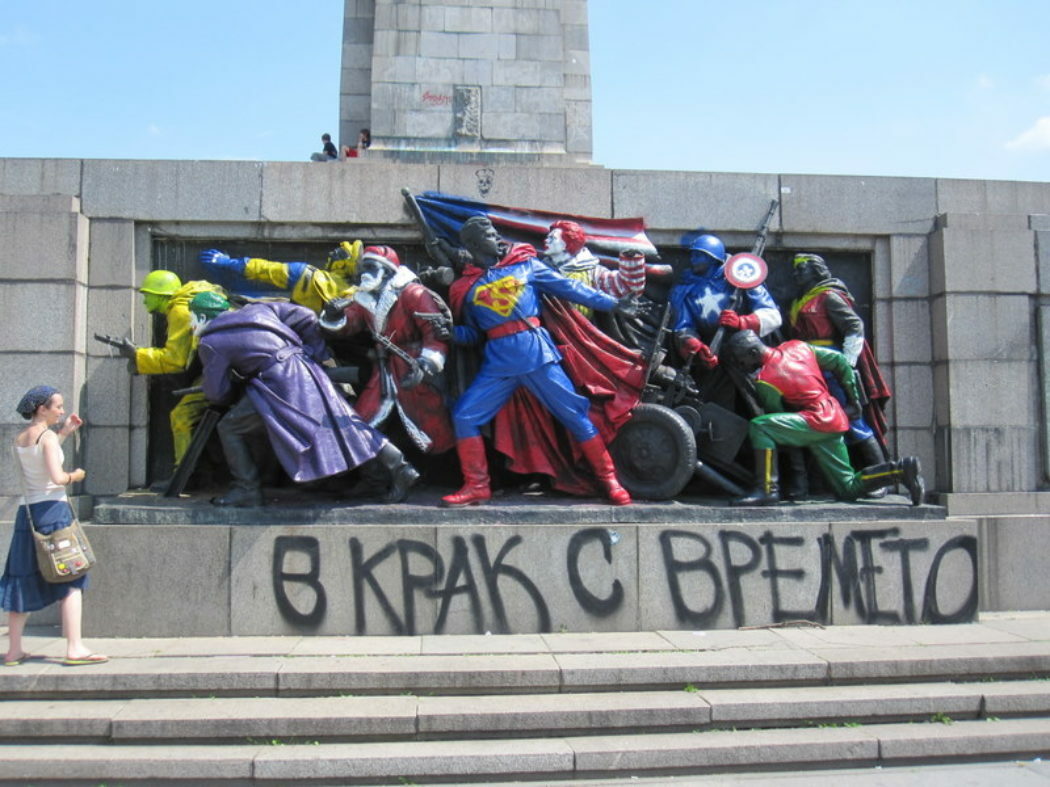 Ruské komunistické pomníky v Bulharsku nepožívají velké vážnosti. Tento pomník v Sofii umělci vyvedli v roce 2011 v barvách komiksových postav a maskota McDonald's. 