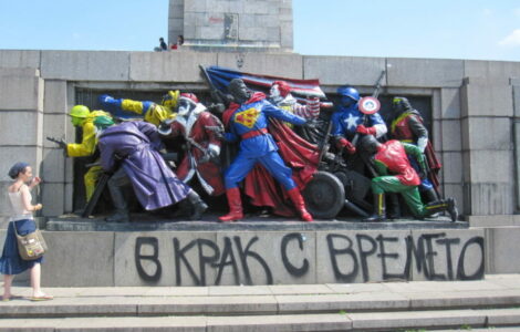 Ruské komunistické pomníky v Bulharsku nepožívají velké vážnosti. Tento pomník v Sofii umělci vyvedli v roce 2011 v barvách komiksových postav a maskota McDonald's. 