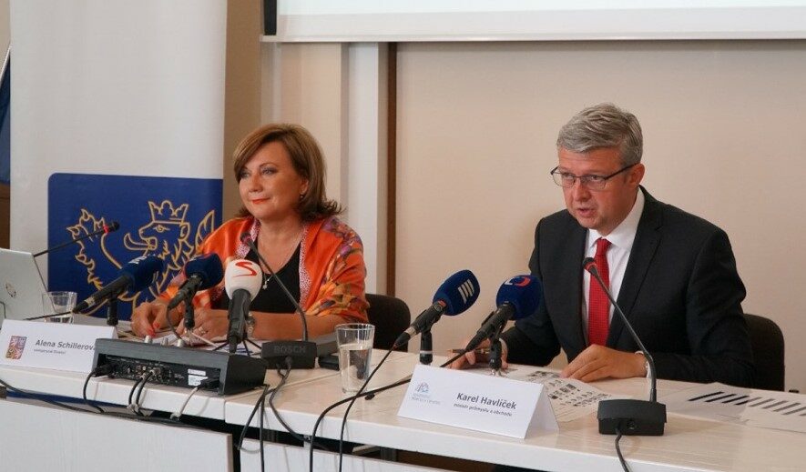 Ministryně financí Alena Schillerová a ministr průmyslu a obchodu a dopravy Karel Havlíček (oba za ANO)
