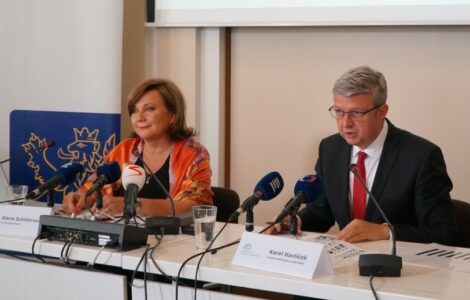 Ministryně financí Alena Schillerová a ministr průmyslu a obchodu a dopravy Karel Havlíček (oba za ANO)