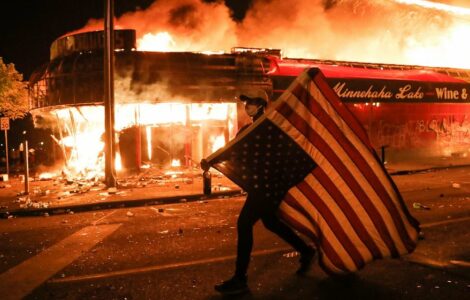 Protesty v Minneapolisu (na snímku) a dalších amerických městech přerostly v násilnosti, žhářství a rabování. 