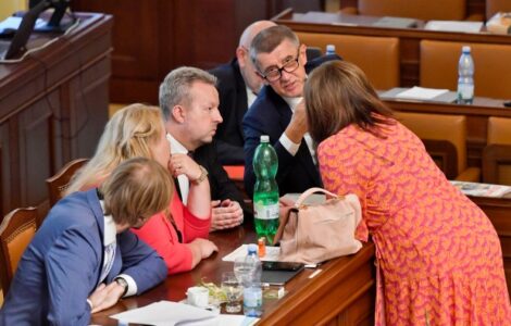 Premiér Andrej Babiš v obklopení svých ministrů v Poslanecké sněmovně