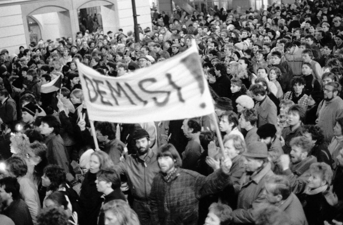 Snímek z listopadových demonstrací v roce 1989