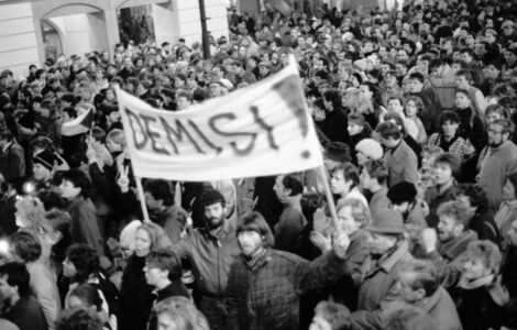 Snímek z listopadových demonstrací v roce 1989