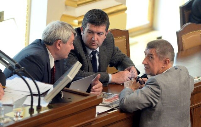 Předseda KSČM Vojtěch Filip, ministr vnitra Jan Hamáček (ČSSD), premiér Andrej Babiš (ANO) 