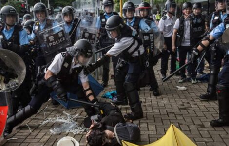 Jeden ze zásahů policie proti demonstrantům v Hongkongu v loňském roce