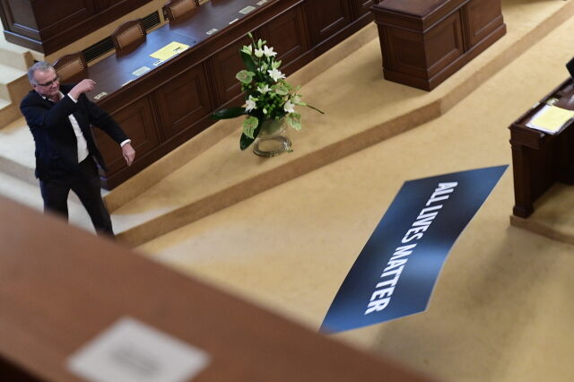 Předseda poslanců TOP 09 Miroslav Kalousek odhazuje ceduli s nápisem All Lives Matter.