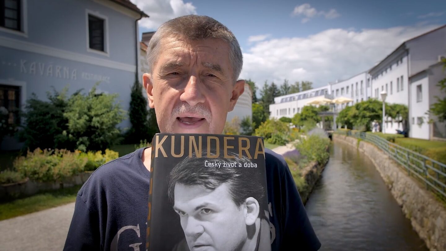 Babiš s knihou Kundera: Český život a doba 