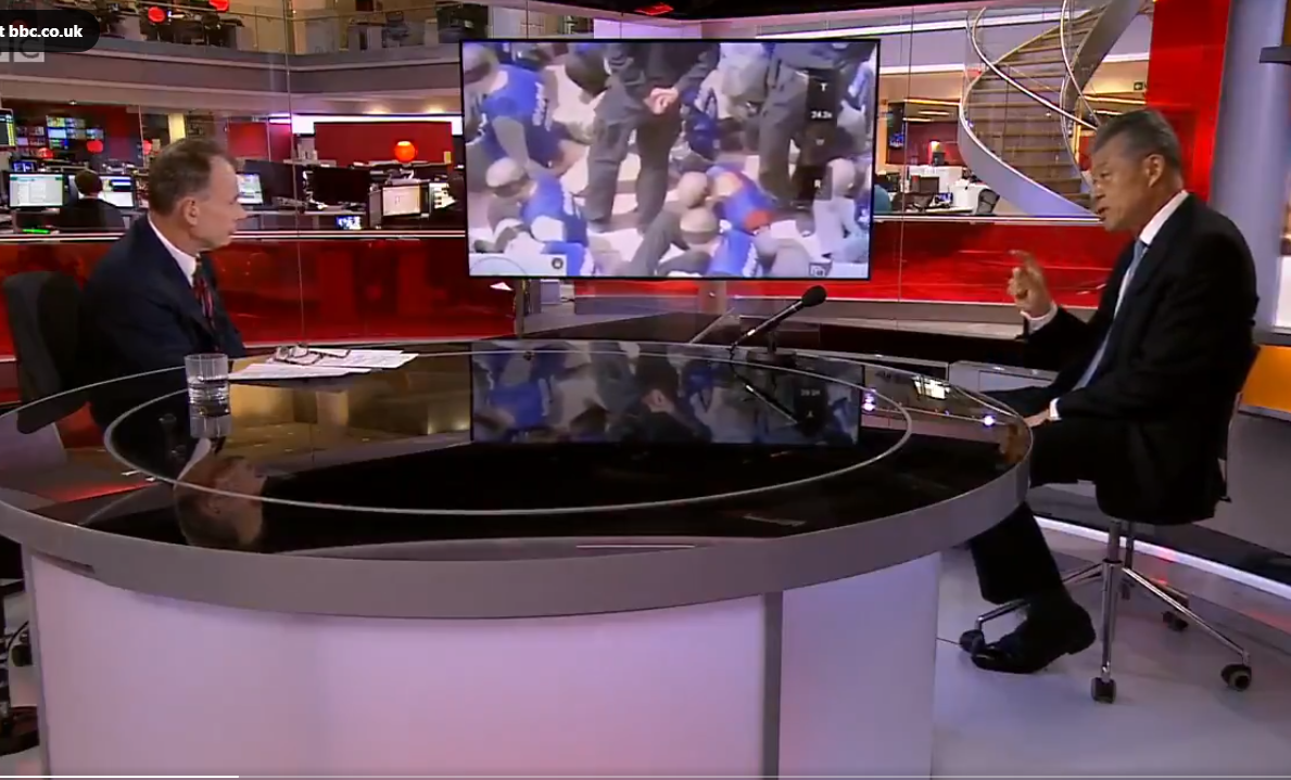 Moderátor BBC Andrew Marr: Proč jsou ti lidé v poutech a se zavázanýma očima vedeni do vlaků? Čínský velvyslanec ve Velké Británii Liu Xiaoming: Sin-ťiang je krásný...