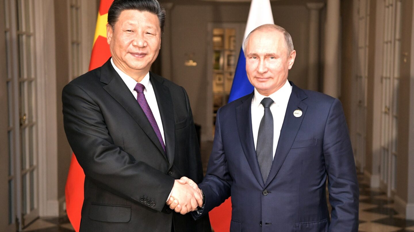 Ruského medvěda a čínského draka udržel Západ zatím vždy na uzdě (Vladimir Putin a Si Ťin-pching v roce 2018).