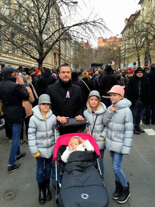 Místopředseda pražské ODS Filip Humplík se svými dětmi na Albertově